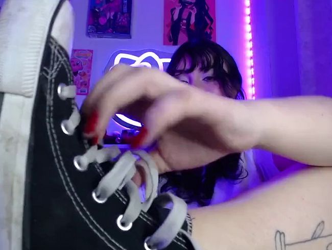 Download: LuhanaEberle - Ich habe meine verschwitzten Sneakerfüße geleckt