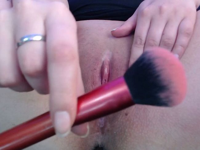 Download: LuhanaEberle - Schminkpinsel stimuliert meine Muschi