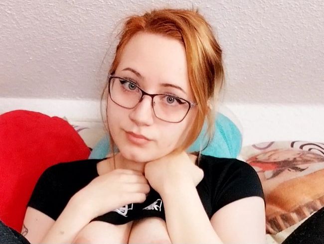 Download: Lulus_versaute_welt - Junge rasierte Fotze bekommt dildo reingeschoben