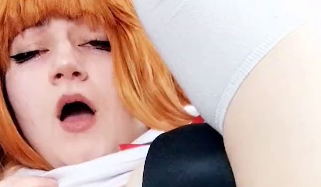Download: Lulus_versaute_welt - Junge Cosplayerin besorgt es sich mit Dildo hart