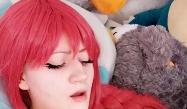 Download: Lulus_versaute_welt - Cosplayerin mit roter Perücke fingert sich hart und wird von Fickmaschine gebumst