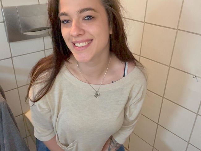 Download: Luna_Lynn - Mutprobe eskaliert! ECHTER Orgasmus auf öffentlicher Toilette.