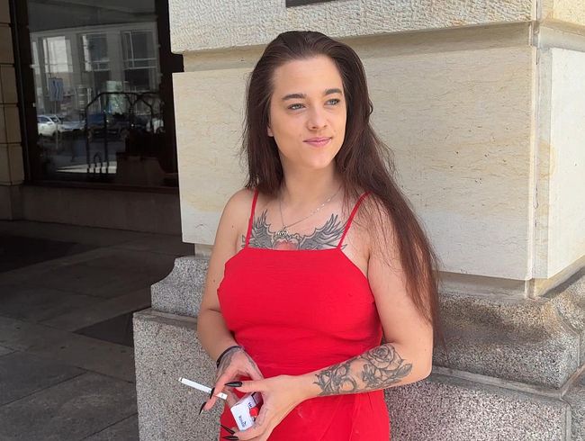 Download: Luna_Lynn - Vorm Hotel erkannt! USER spritzt mir ins Gesicht!