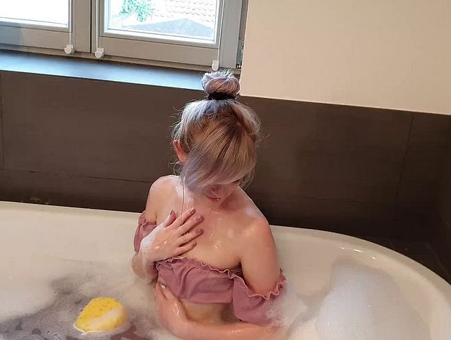 Download: Luna_in_Love - Das erste Mal baden vor der Kamera !!!