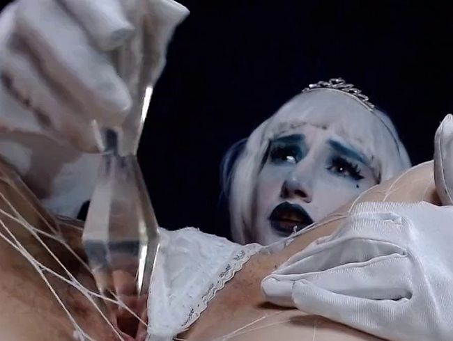 Download: Lynn-Tonic-Solo - Mit dem Eiszapfen meine Muschi bearbeiten