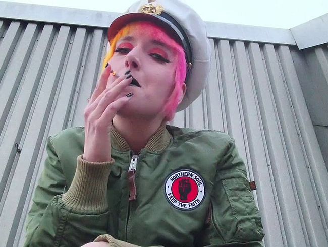 Download: Lynn-Tonic-Solo - Pov - Rauchen in Lederleggings und Bomberjacke