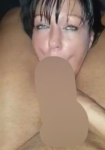 Download: MSandra43 - Spontaner Blowjobauftrag auf der Couch mit Beinklammer