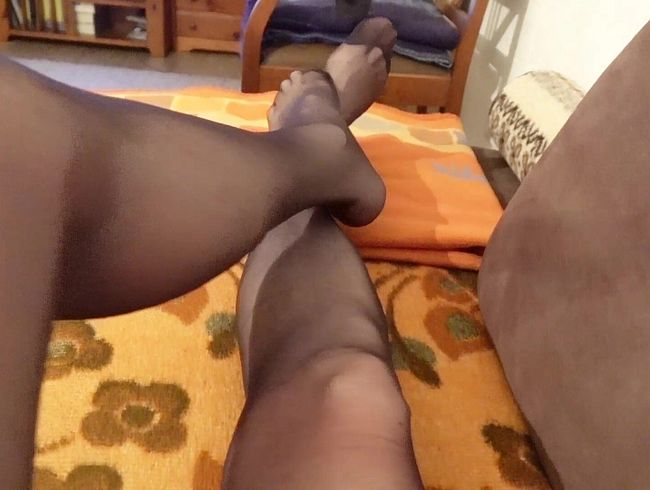 Download: Madame-Monique - Madame Monique reibt ihre Nylonfüsse u. zergeht in heftigen Orgasmus