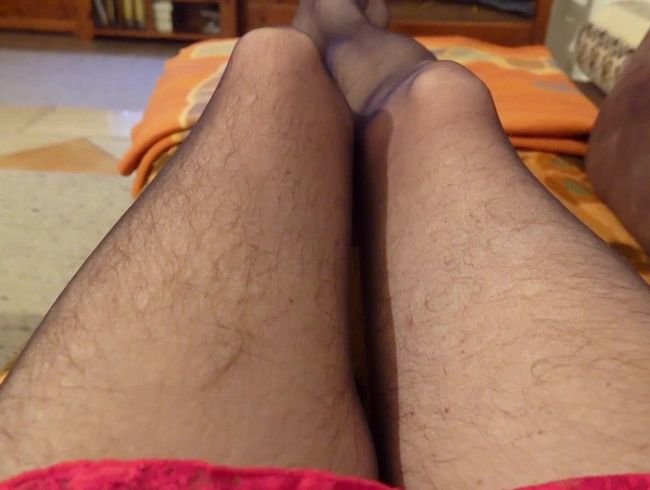 Download: Madame-Monique - Madame Monique reibt ihre Nylonfüsse u. zergeht in heftigen Orgasmus