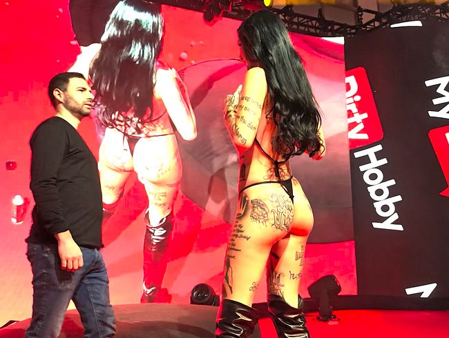 Download: Maja-Bach - VENUS 2025! PREMIERE BLOWJOB auf der Bühne!!