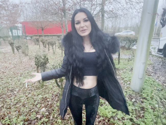 Download: Maja-Bach - Riskanter Piss auf dem Rastplatz!!