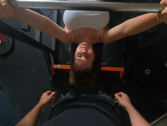 Download: Maja-Meer - Sex mit krassem Orgasmus auf der Hantelbank