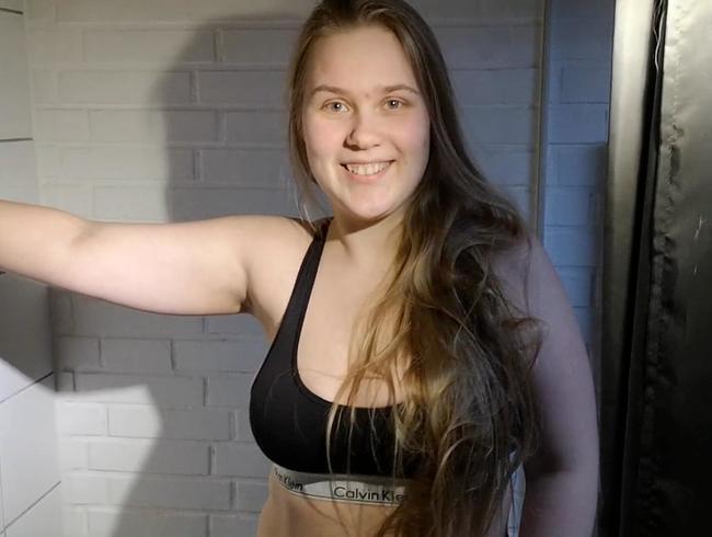 Download: Maja-Meer - Angepinkelt von meiner bester Freundin und ihrem Freund!