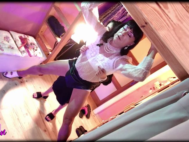 Download: MandyLine - TransMandy wird elegant im stehen abgewichst