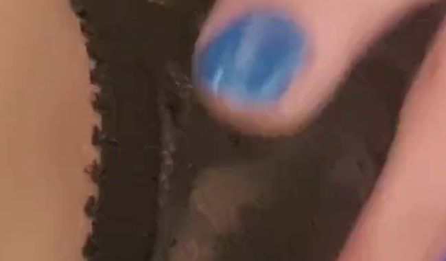 Download: Mania_Pigmilk - Gothgirl kann ihr Date nicht abwarten und spielt zuhause an schmatzender M*schi