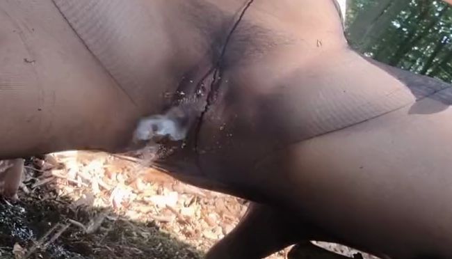 Download: Mania_Pigmilk - Bauer Engel p*sst outdoor in Nylonstrumpfhose