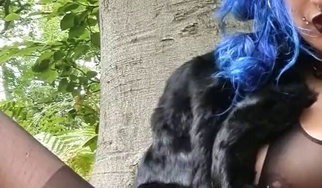 Download: Mania_Pigmilk - Gothgirl in Lack verwöhnt ihre P*ssy im Wald, D*ldof*ck, Nippelklemmen und Liebeskugeln