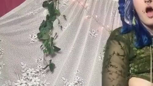 Download: Mania_Pigmilk - Waldfee zeigt ihre T*tten und reitet ihren pinken Gummischw*nz, D*ldoreiten deluxe