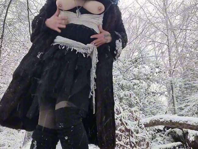 Download: Mania_Pigmilk - Heiß im Schnee! P*SSEN und Schnee auf T*TTEN und M*SE!!