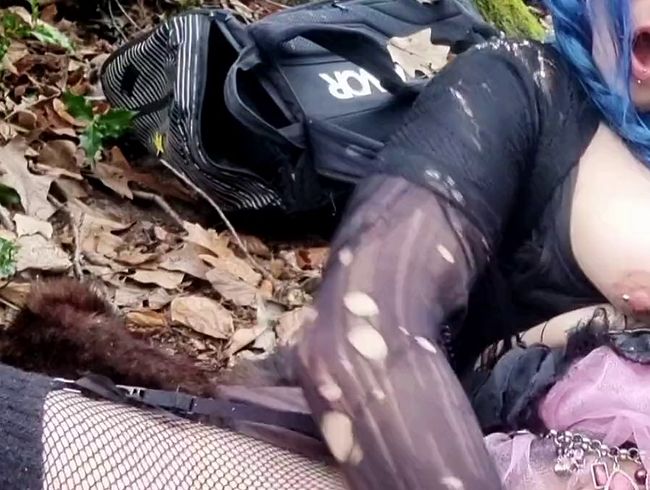 Download: Mania_Pigmilk - GOTHGIRL PUMPT ihre P*SSY im WALD auf und steckt ALLE FINGER rein!