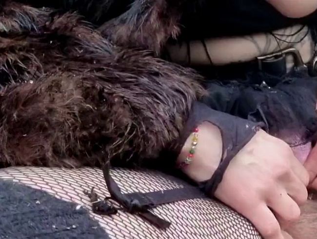 Download: Mania_Pigmilk - GOTHM*SCHI mit prall gepumpten Lippen P*SST auf den WALDBODEN!!