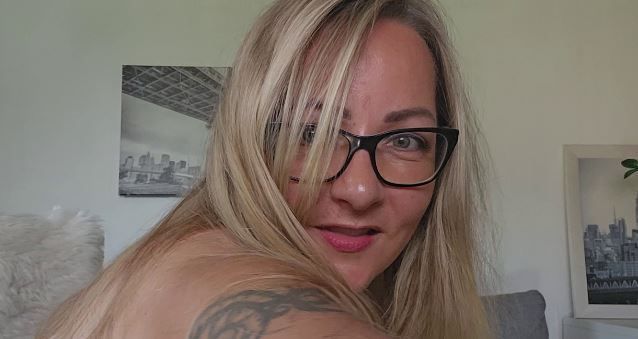 Download: MaraBoobs - Luxusstute fickt sich ab | Squirt!