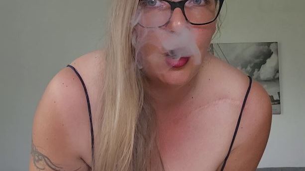 Download: MaraBoobs - Rauch. Rot. Reizvoll