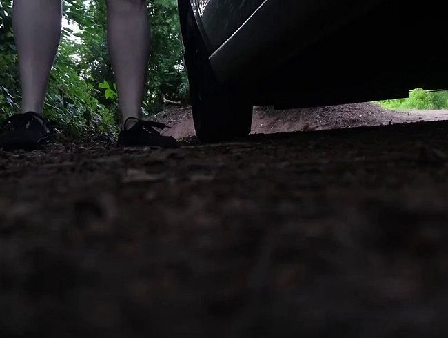 Download: MaraNightmare - MEGA PISS am Straßenrand