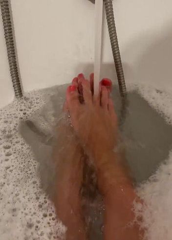 Download: MarieBellaa - Füße im Schaum im Wasserstrahl plätschern