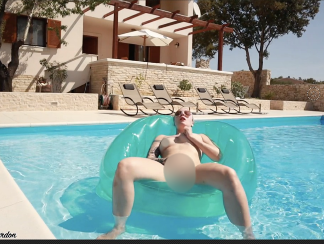 Download: Marie_Hardon - Im Pool Masturbieren