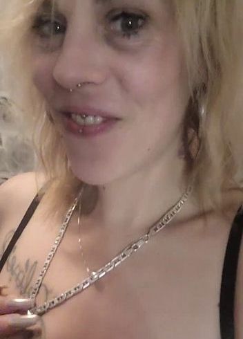 Download: MarilynTight - Dildoritt, Blowjob am Toy und eine nasse geile Muschi