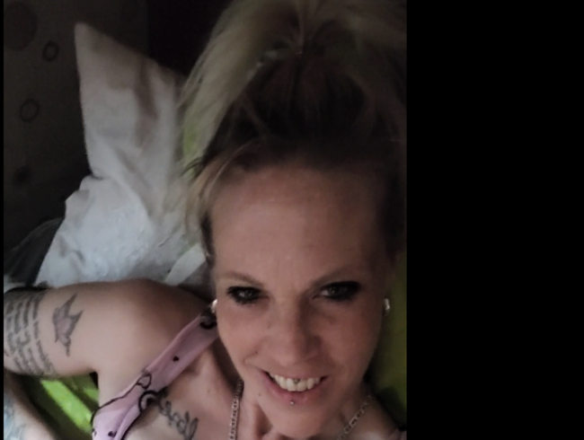 Download: MarilynTight - Im Bett mit Dessous und lust zu spielen ;-)