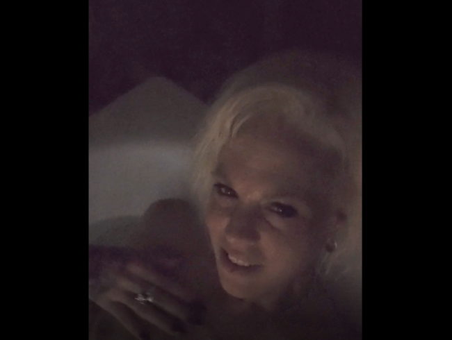 Download: MarilynTight - Wichsen in der Badewanne