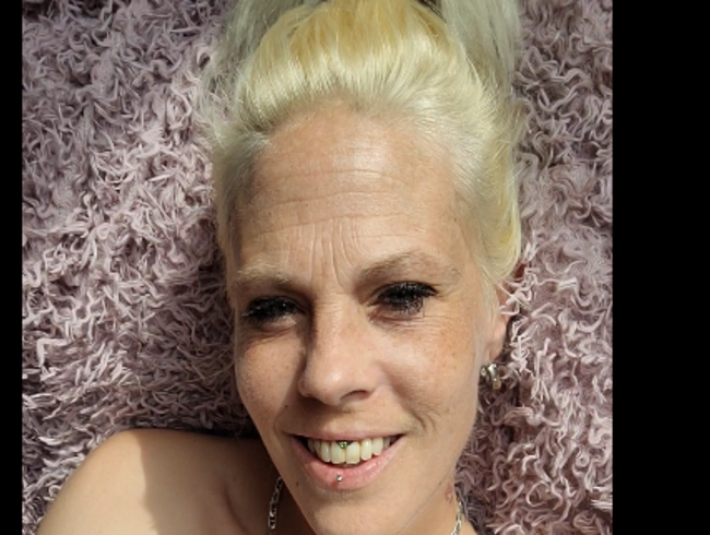 Download: MarilynTight - Ich mit meinem Lieblingsdildo beim wichsen auf der Couch ;-)