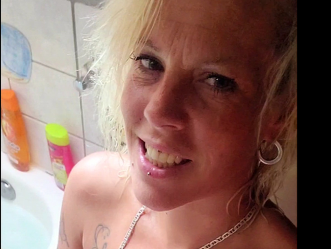 Download: MarilynTight - Dildospiel  im Badezimmer