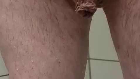 Download: Massimo_756 - Mein geiler Schwanz- schön frisch geduscht- Frisch unter der Dusche