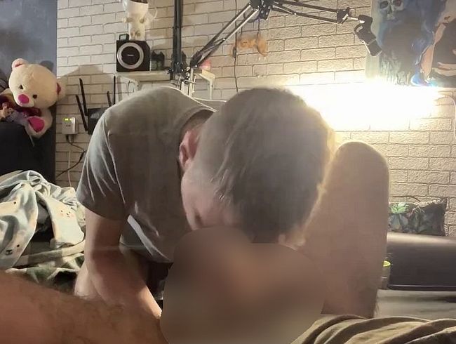 Download: Maxi_Newman - Papa kommt von einem Schwanz in seinem Arsch und bekommt Sperma im Gesicht