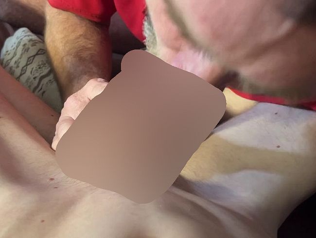 Download: Maxi_Newman - Daddy-Schwanzlutscher nimmt jungen Schwanz und schluckt Sperma