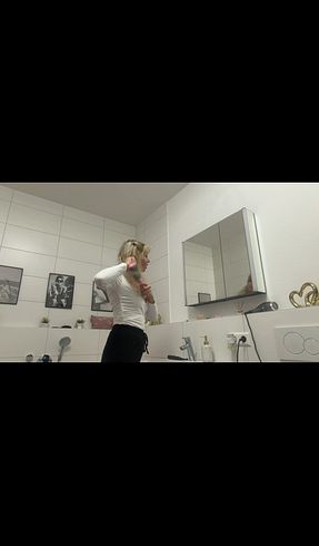 Download: MeganCrown - Aus ich gehe duschen…. Wurde ein geiler Fick zu zweit ;-)