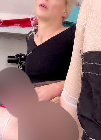 Download: Melinda_JamesCD - Sexy Blonde Trans Schlampe genießt es sich mit Vibrator zu machen