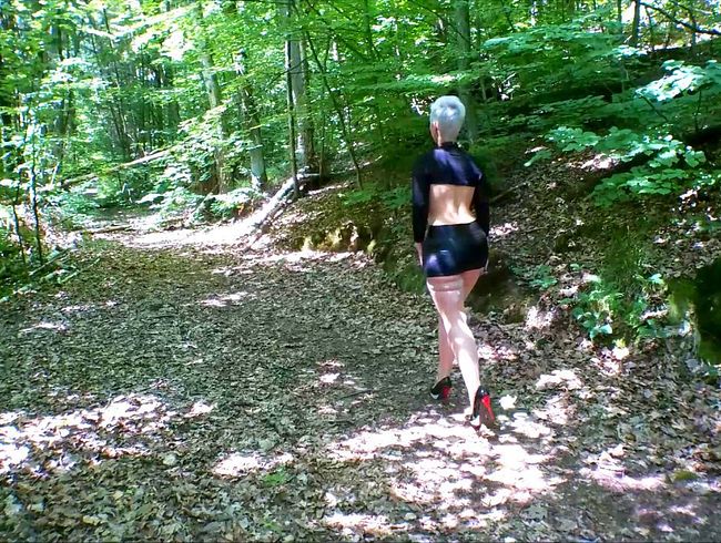 Download: MelissaDeluxe - Sexy Outdoor Walking