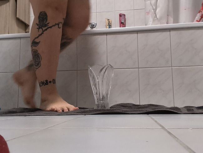 Download: MelissaMystery -  Ich pisse in eine Glasvase