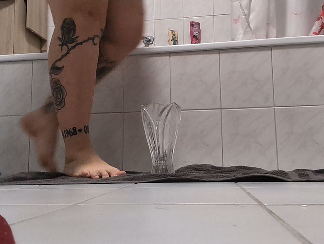 Download: MelissaMystery -  Ich pisse in eine Glasvase