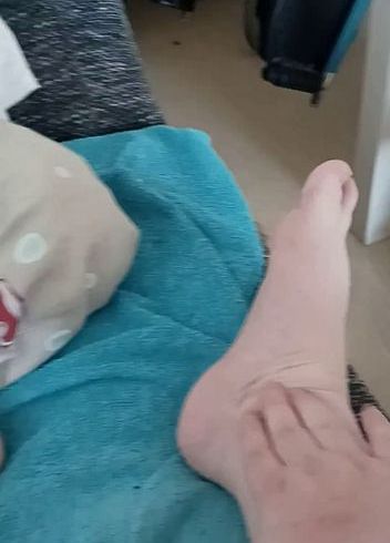 Download: Mellegirl35 - Wie wäre es mit Füßen schön massieren