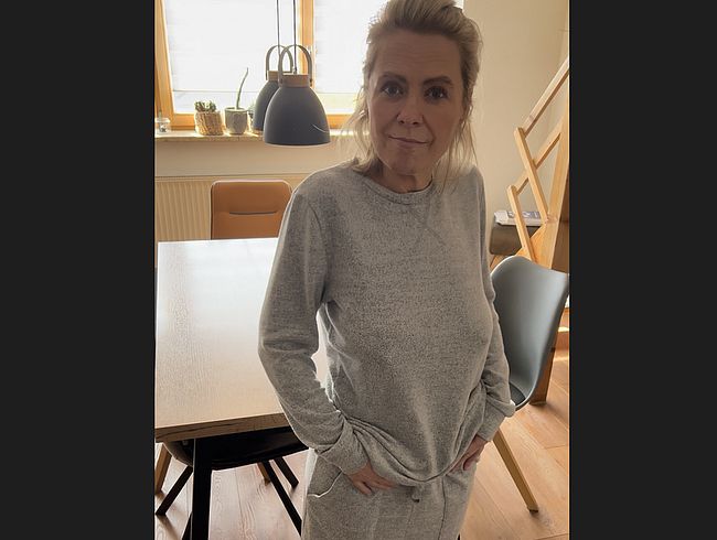 Download: MiaHase - Mia in Action aufm Küchentisch...die geilste Milf!