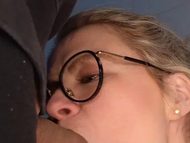 Download: MiaHase - Kehlenfick Nahaufnahme einfach nur unfassbar was in mein Maul passt