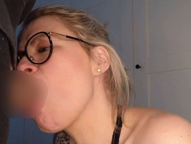 Download: MiaHase - Kehlenfick Nahaufnahme einfach nur unfassbar was in mein Maul passt