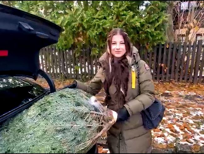 Download: MiaMinou - OMG! Perverser Passant hilt beim Christbaum tragen und wird fett belohnt !!!