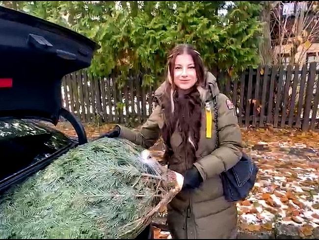 Download: MiaMinou - OMG! Perverser Passant hilt beim Christbaum tragen und wird fett belohnt !!!