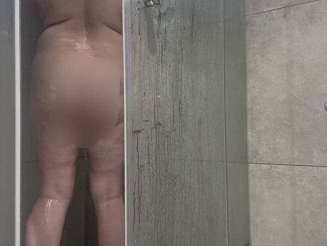 Download: Mia_Cole_only - MILF lässt es sich unter der Dusche gut gehen